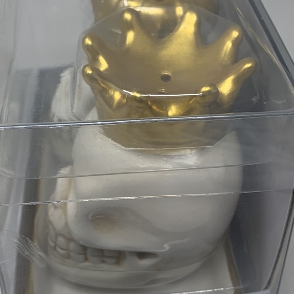 3-piece Haunted Manor Ceramic King & Queen Skull Salt & Pepper Shakers new - Picture 10 of 16